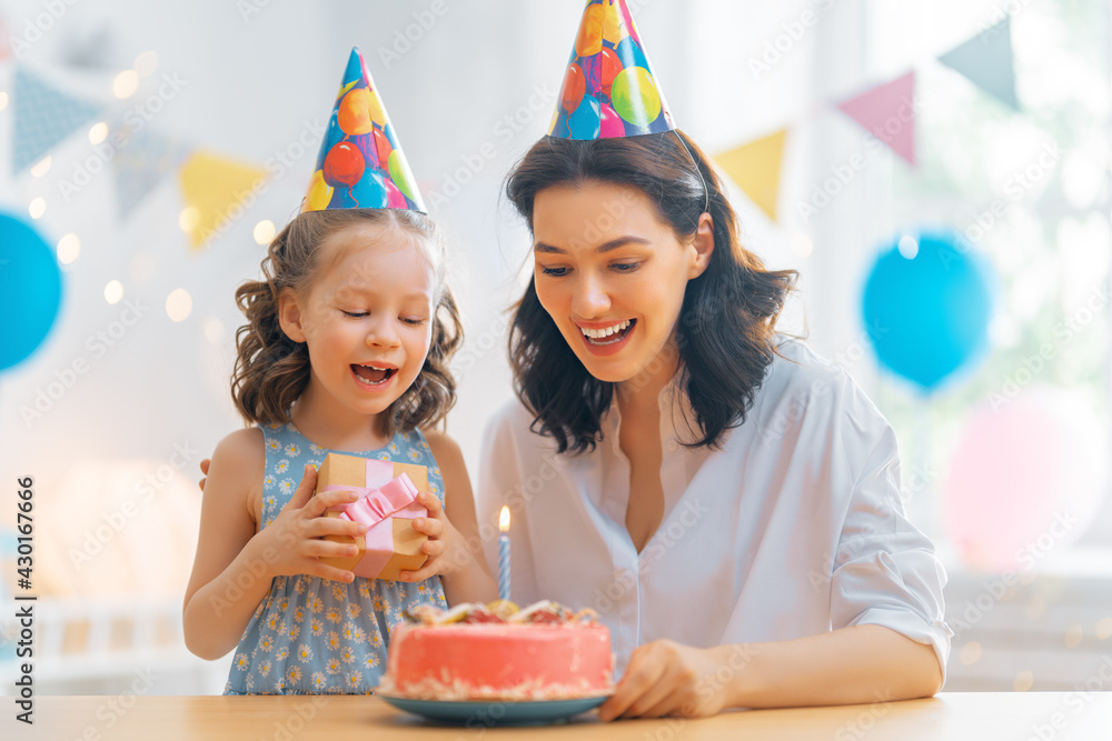 母亲和女儿正在庆祝生日。