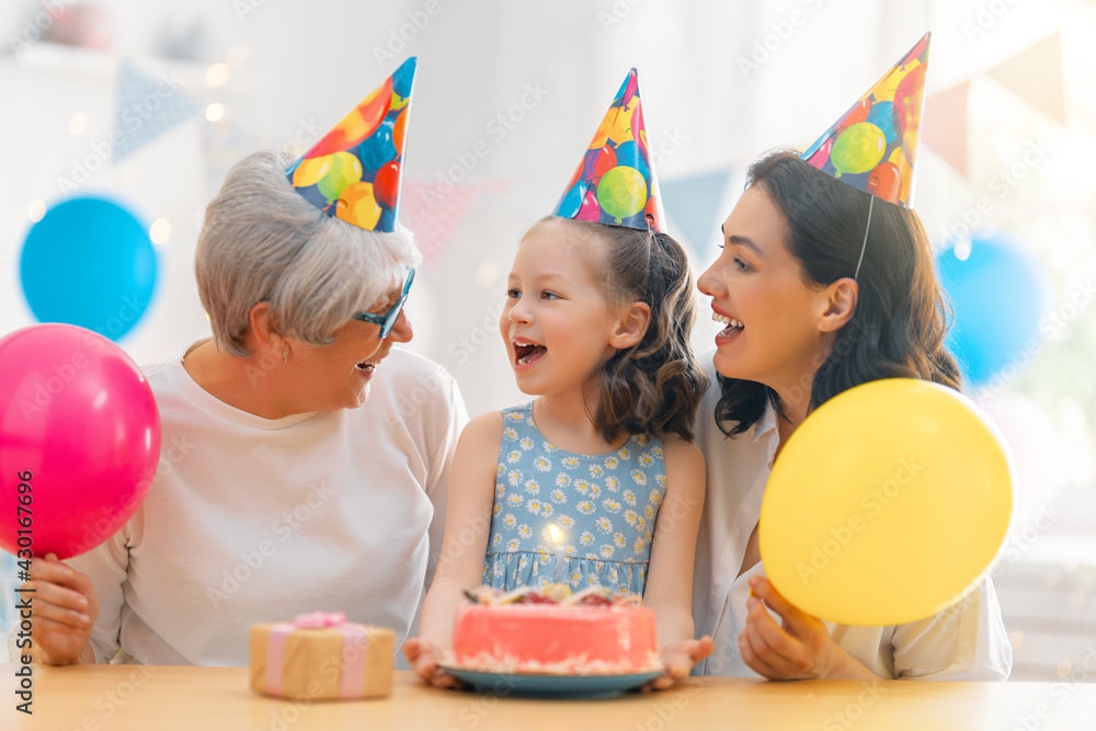 祖母、母亲和女儿正在庆祝生日。