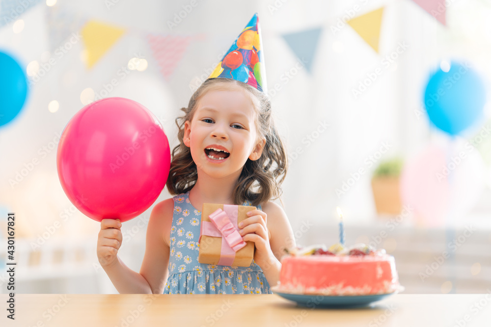 孩子正在吹灭蛋糕上的蜡烛。孩子正在庆祝生日。