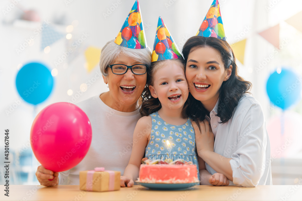 祖母、母亲和女儿正在庆祝生日。