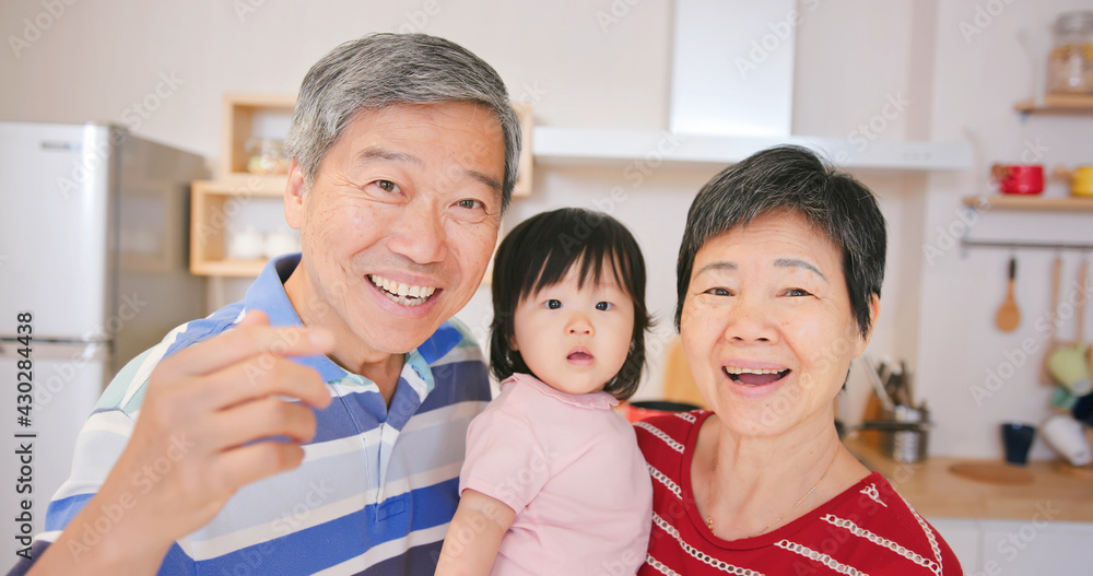 一家人愉快地进行视频聊天