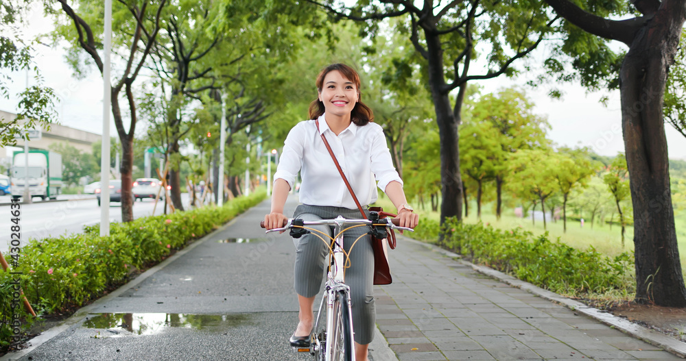 亚洲女性骑自行车通勤