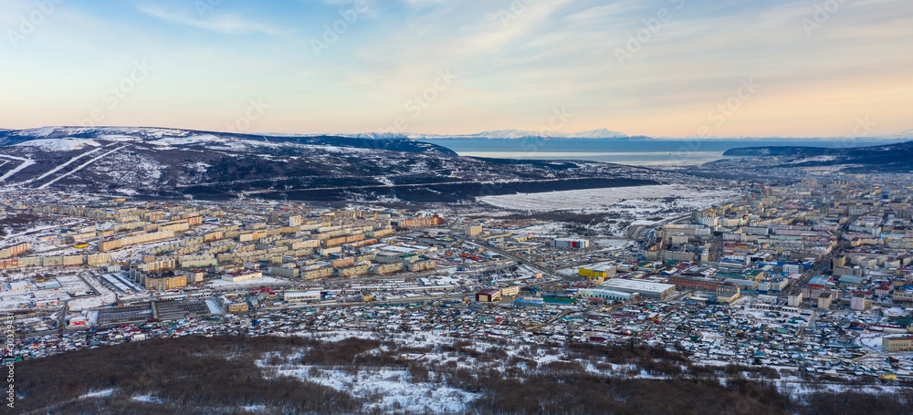 北方城市全景。俄罗斯马加丹市鸟瞰图。冬季城市景观。致