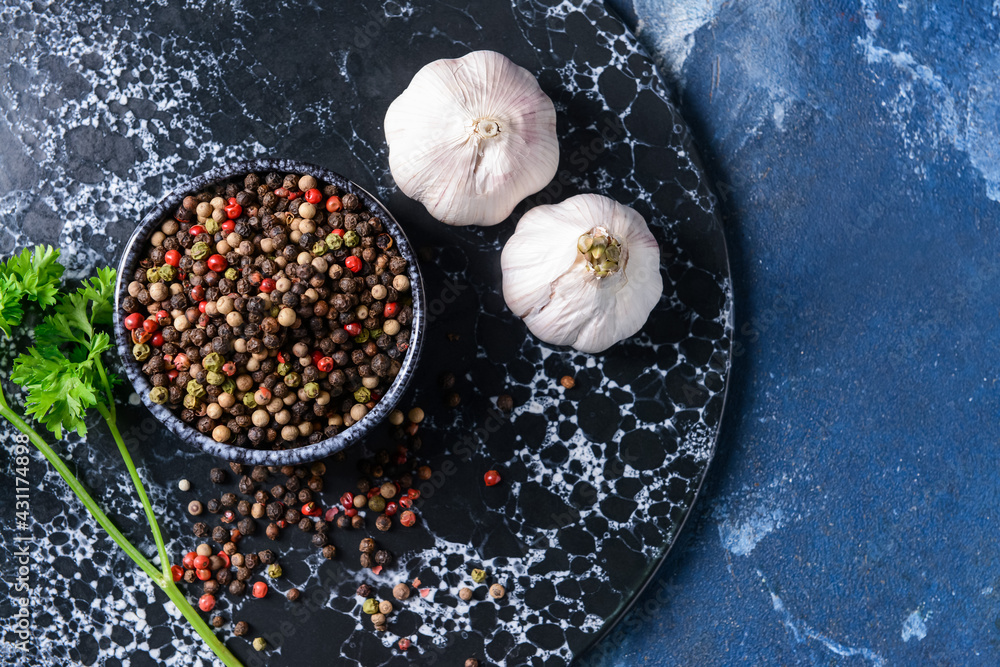 Bowl with peppercorns on color background