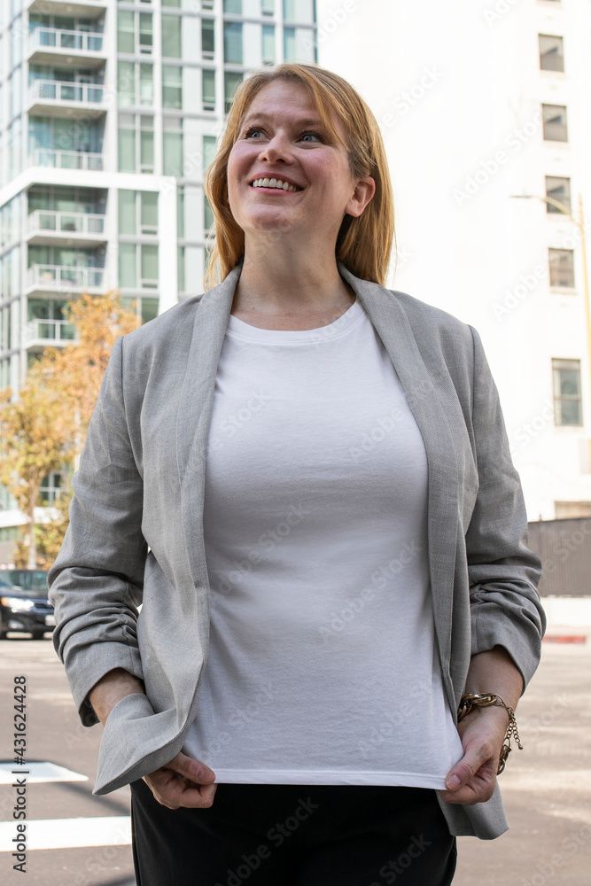 Plus size t-shirt white business outfit blonde woman in the city