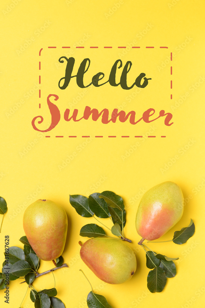 彩色背景上有HELLO SUMMER字样的新鲜梨