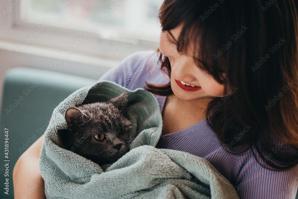 那个漂亮的女孩正在晒她的猫毛