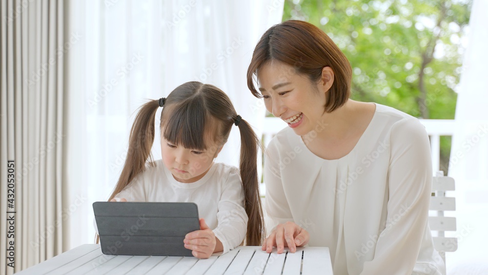 タブレットを使う女の子とお母さん