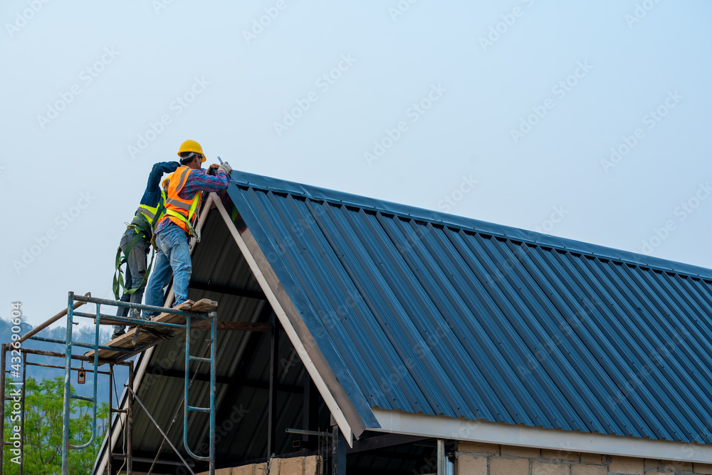 建筑工人在高处作业时系安全带，新房建设，