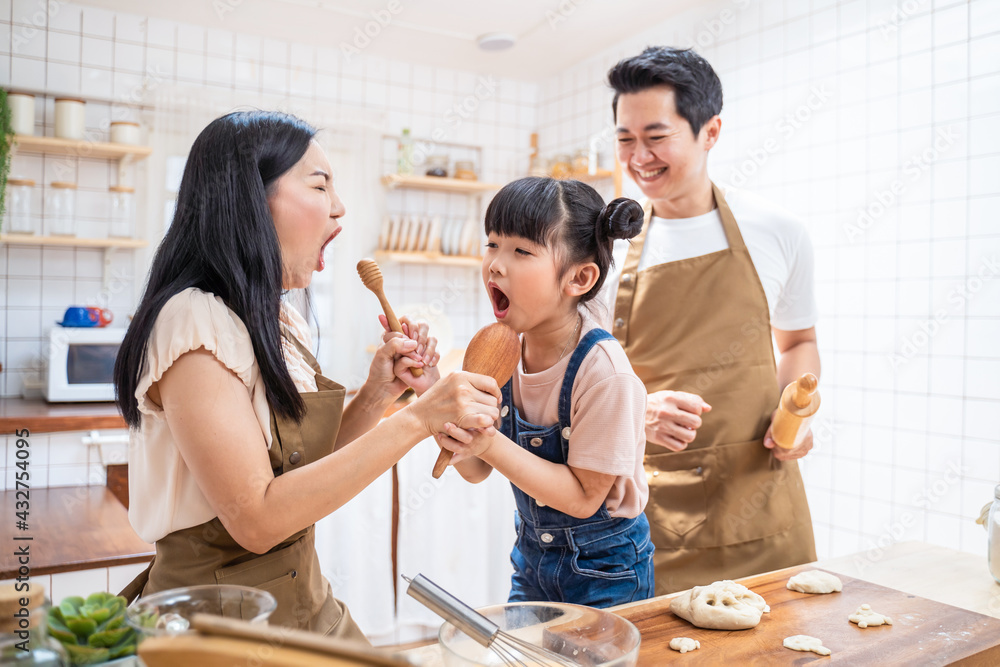 亚洲家庭喜欢在家做饭时一起跳舞唱歌。