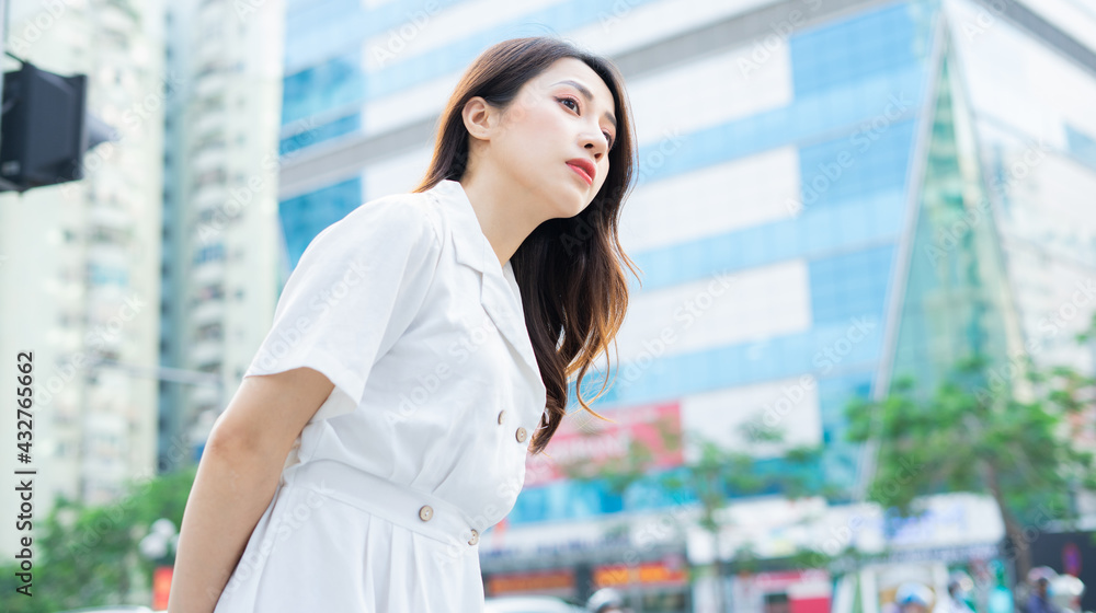 亚洲女子正在等车来接