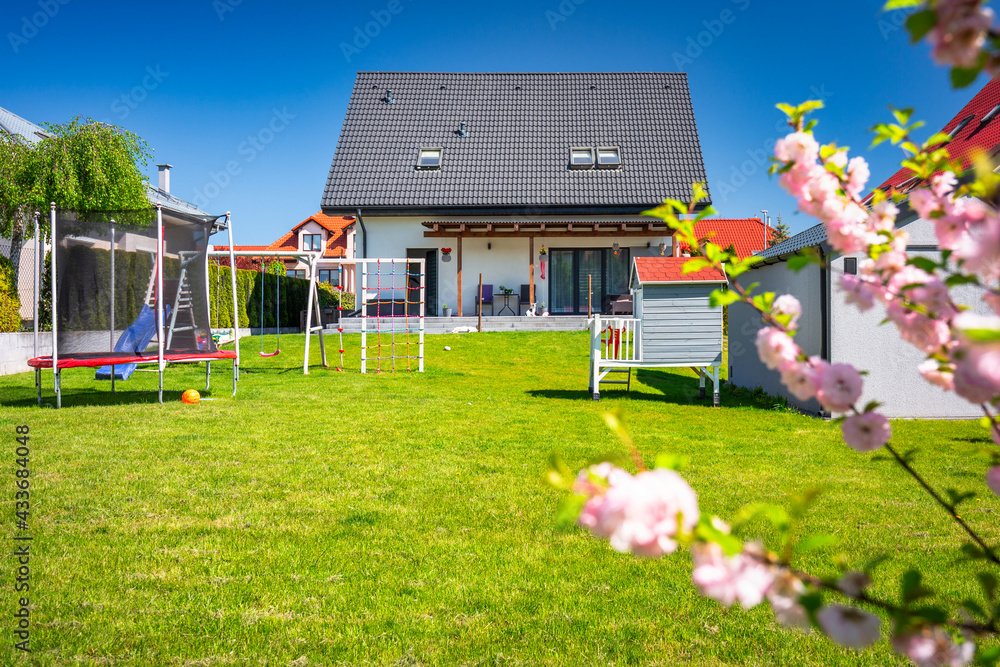 一栋带花园的现代独栋住宅，夏日美景尽收眼底