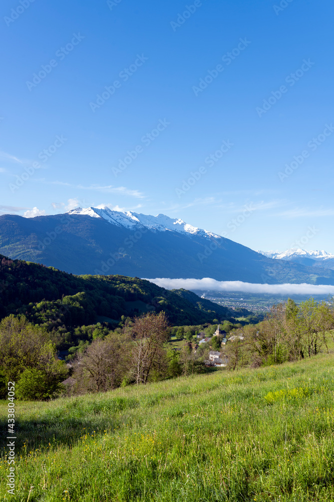 Paysage du Parc Naturel Régional des Bauges en Savoie en France dans les montagnes des Alpes