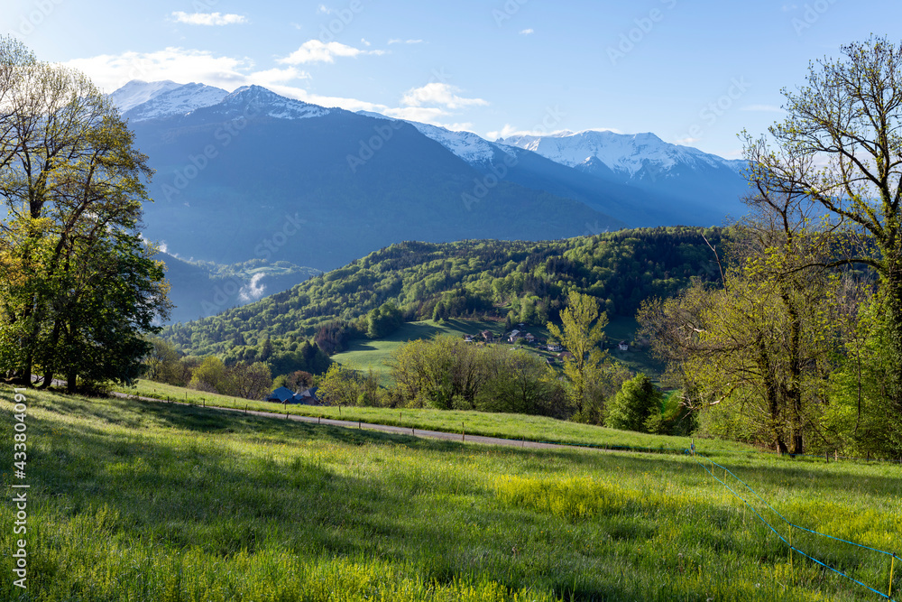 Paysage du Parc Naturel Régional des Bauges en Savoie en France dans les montagnes des Alpes