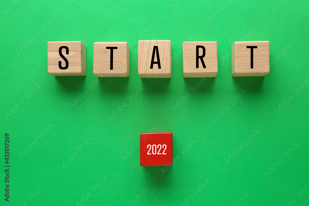 彩色背景上带有文本START 2022的立方体