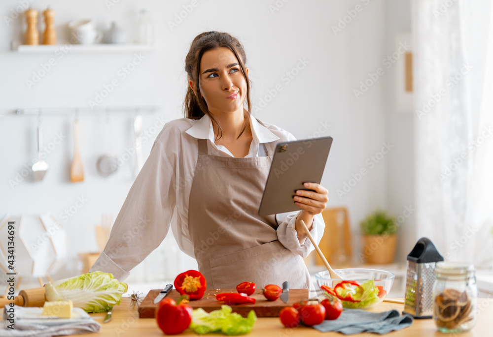 女人正在准备合适的饭菜