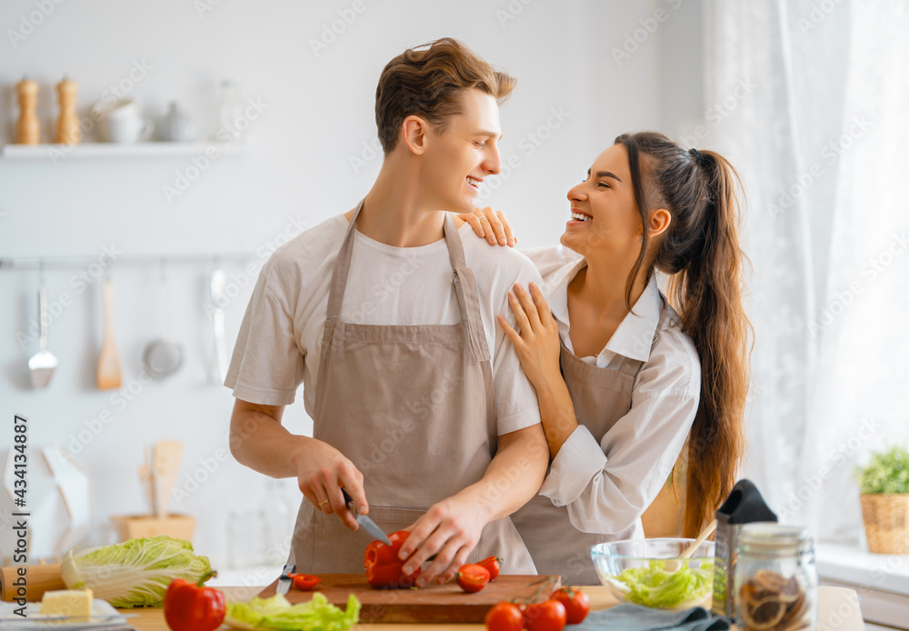 恩爱夫妻正在准备合适的饭菜