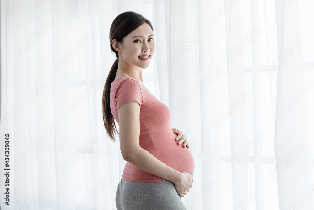 Asian pregnant woman simle