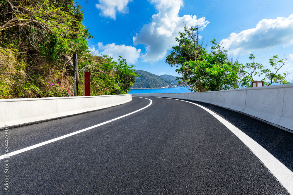 拥有蓝天和海洋景观的山区公路。