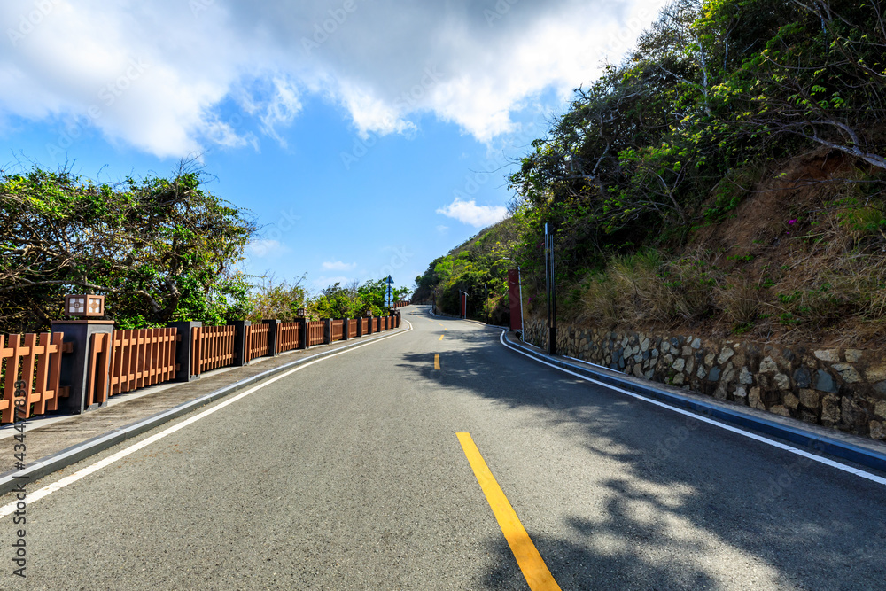 蓝天下的山路景观。