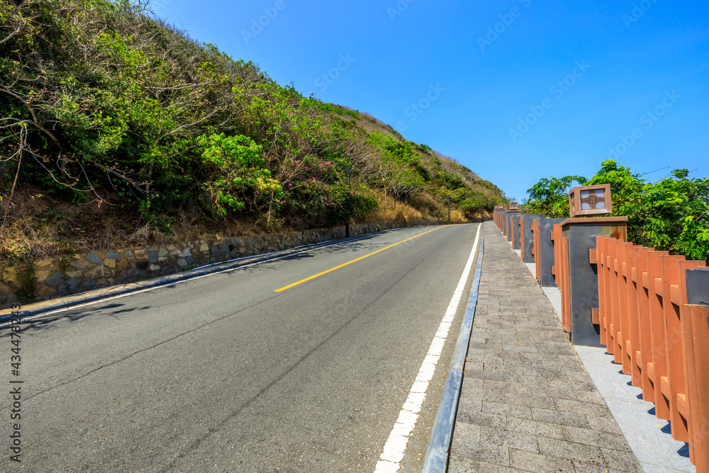 蓝天下的山路景观。