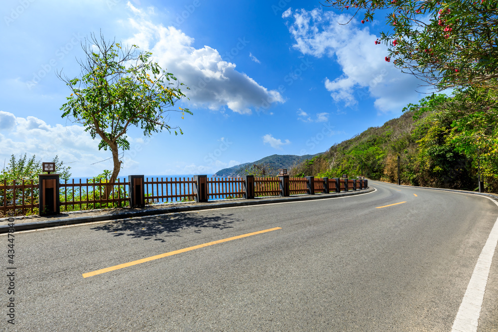 通往海湾的沥青公路。