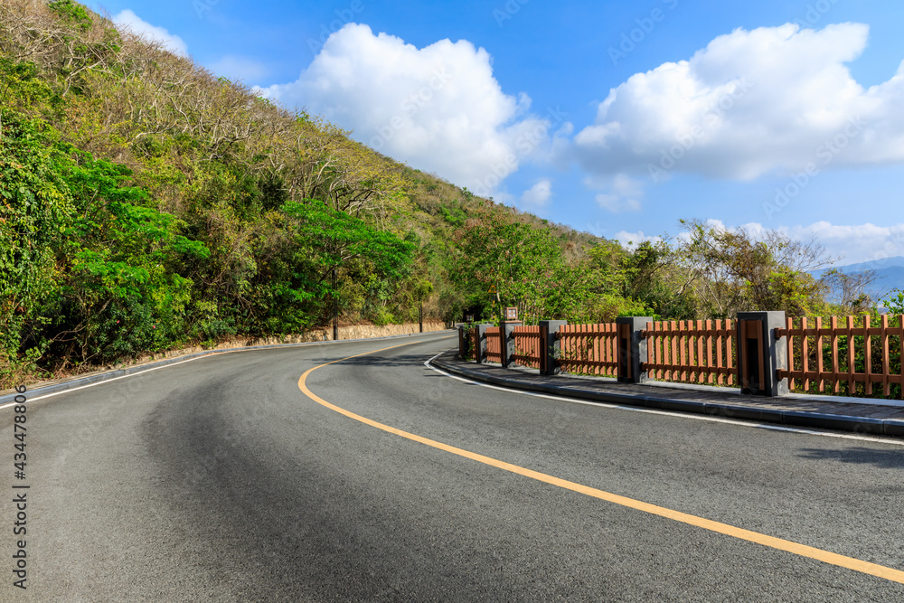 蓝天下的山路景观。