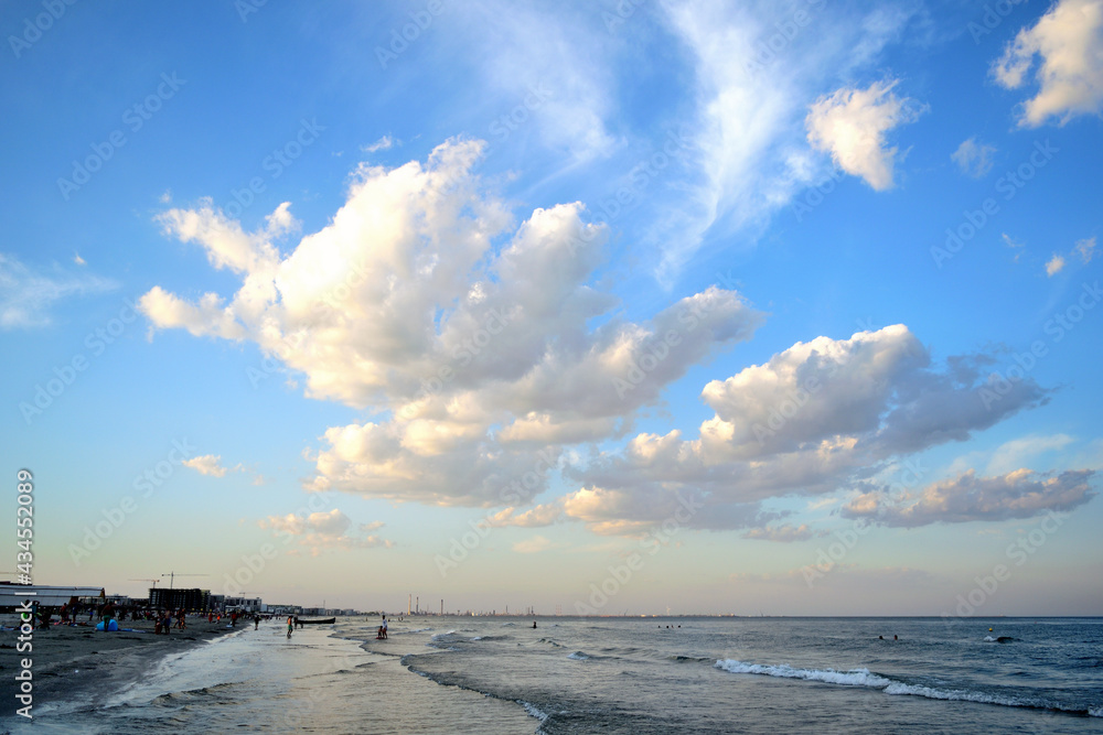 海滩上的日落-海景，云景-纳沃达里，康斯坦察县，多布鲁贾，罗马尼亚，欧洲，