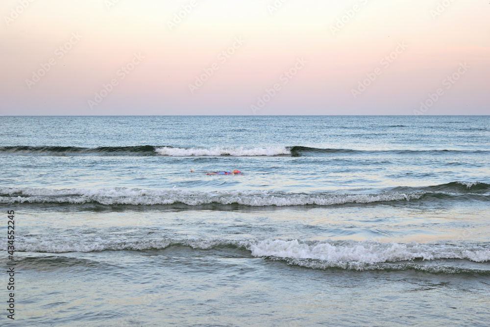 海滩上的日落-海景、云景-女孩在海里游泳-多伯州康斯坦察县纳沃达里