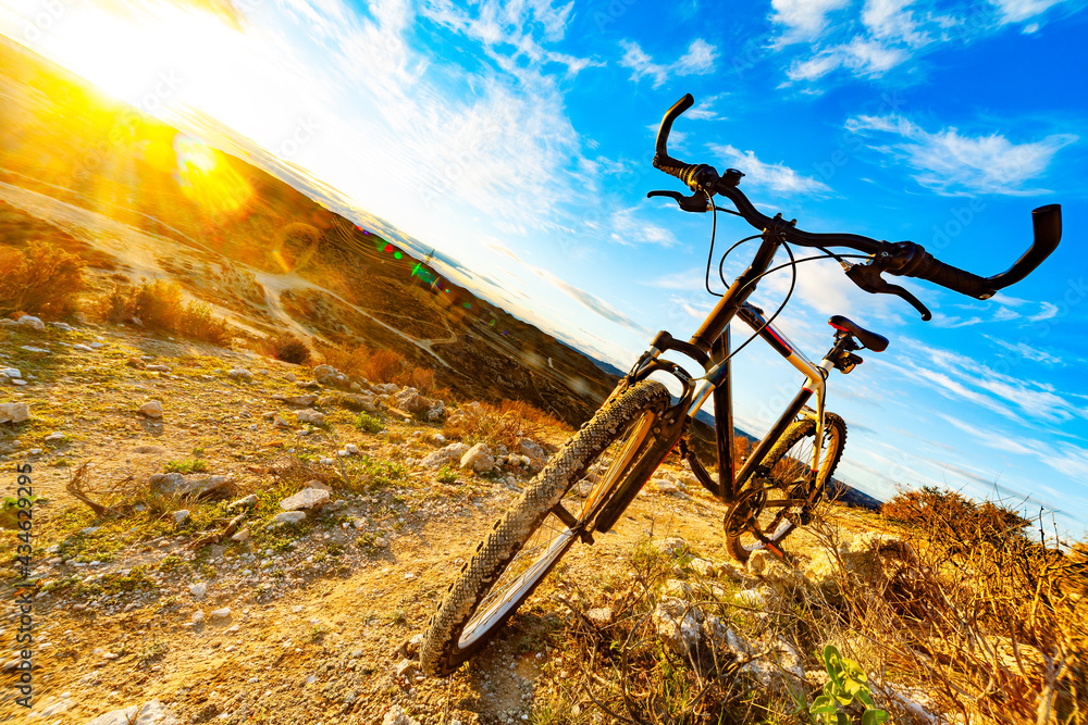 Bicicleta de montaña en paisaje de atardecer. Deporte y estilo de vida saludable. Entretenimiento y 