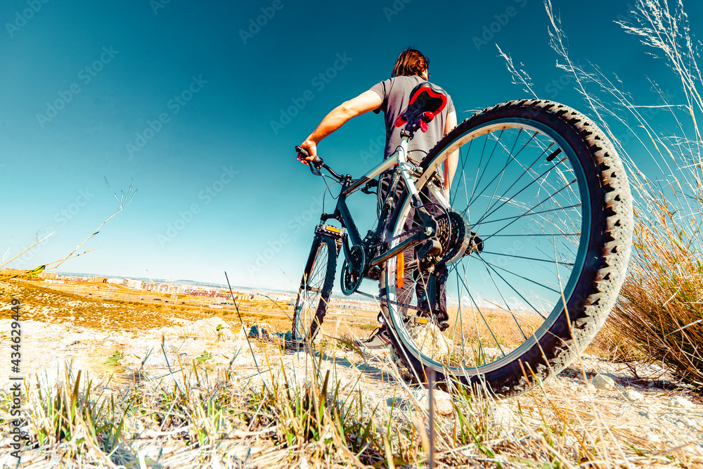 Deportes de bicicleta y concepto de aventurero.. Deportes extremos con bicicleta de montaña y puesta