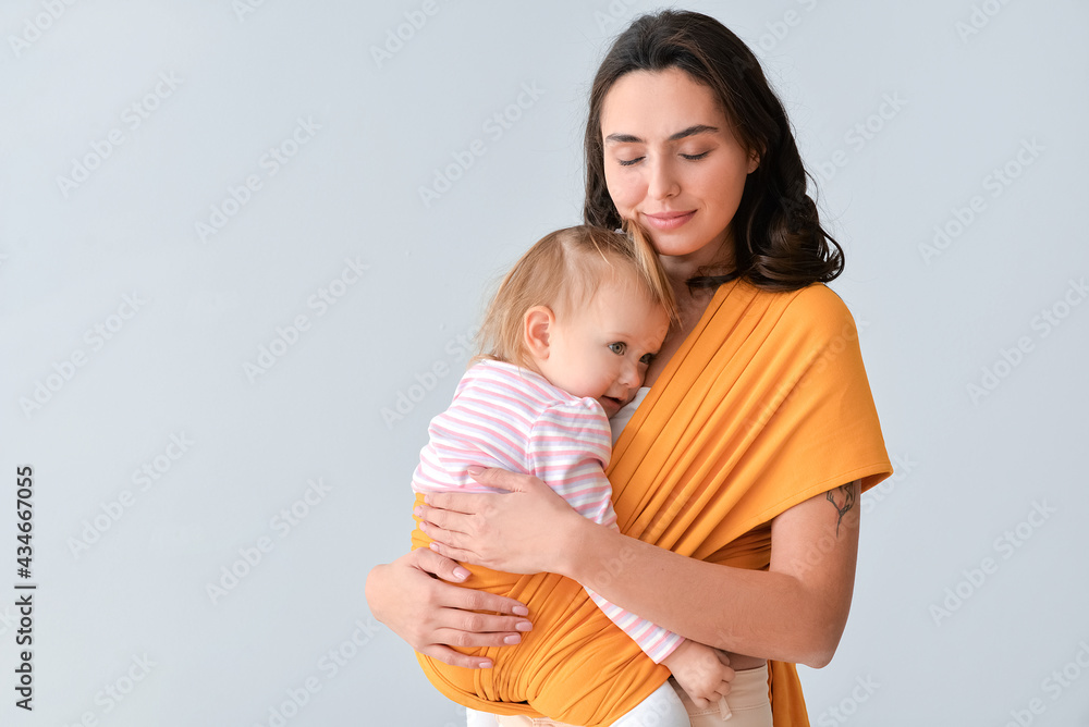 灯光背景下的快乐女人和她的小女儿