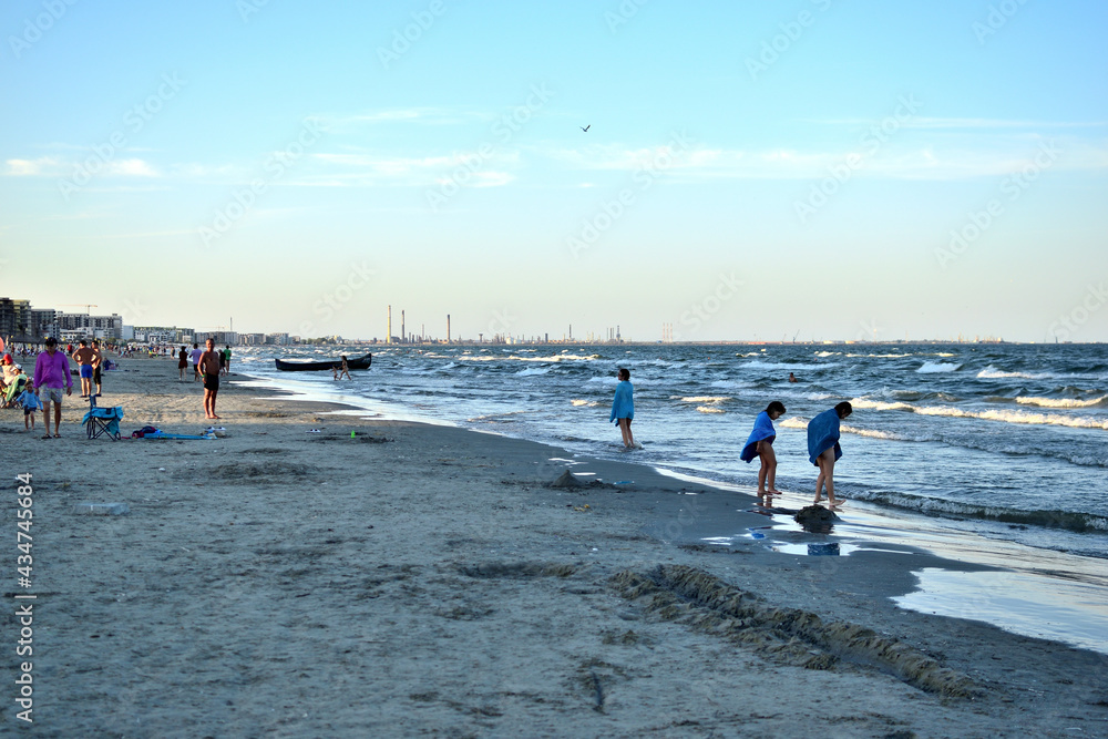 海滩上的最后几个小时——停留、坐着、游泳、冲浪、风筝——康斯坦察县纳沃达里，