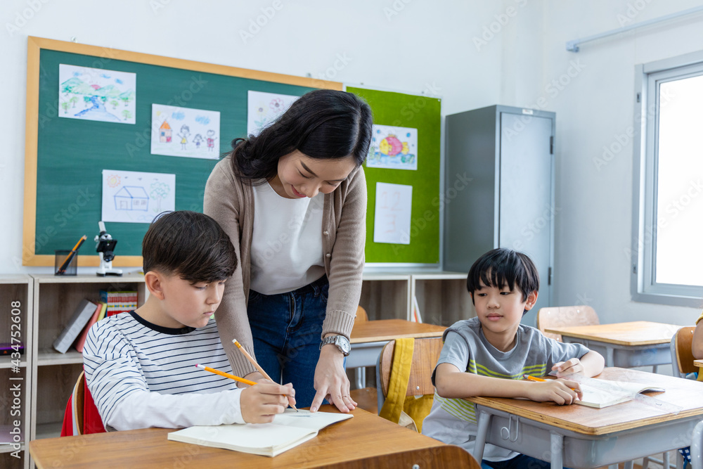 多样化的小学生注意课堂上的老师讲座