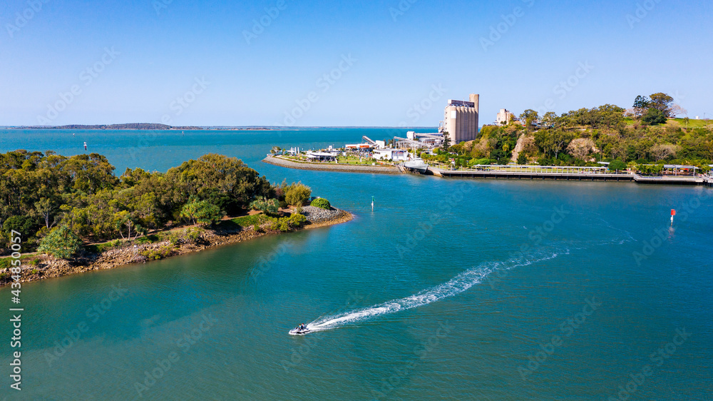 Jetski从格莱斯顿东海岸向左行驶