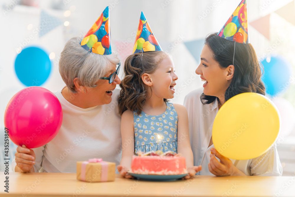 祖母、母亲和女儿正在庆祝生日。