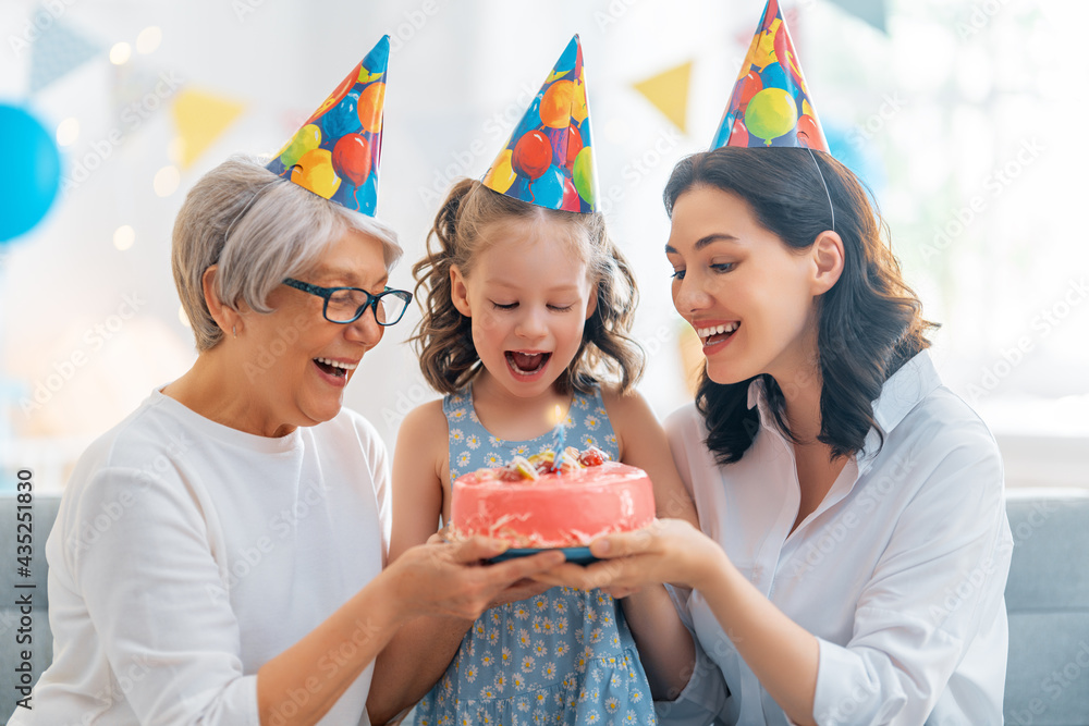 祖母、母亲和女儿正在庆祝生日。