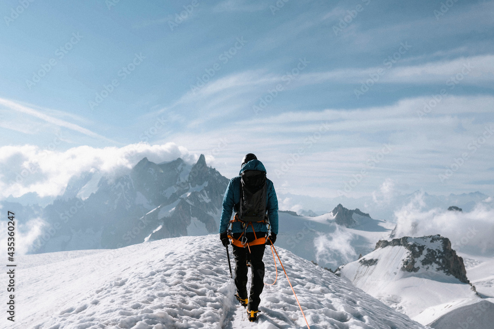 徒步旅行者登上Aiguille du Midi