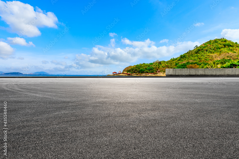 柏油路，蓝天下美丽的海边风景。