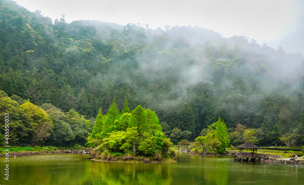 云雾环绕仙境。明池是一个高山湖泊，凉爽宜人