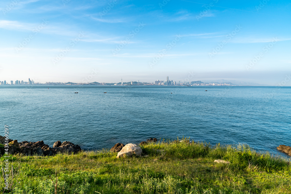 俯瞰青岛市海岸线天际线