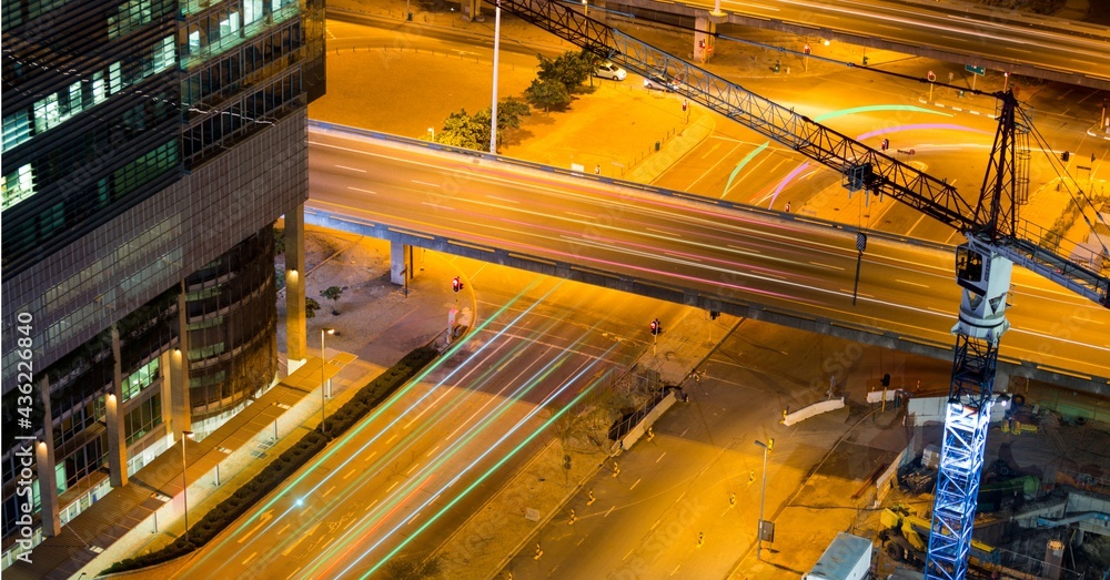 夜间城市景观上的光路和连接网络的组成