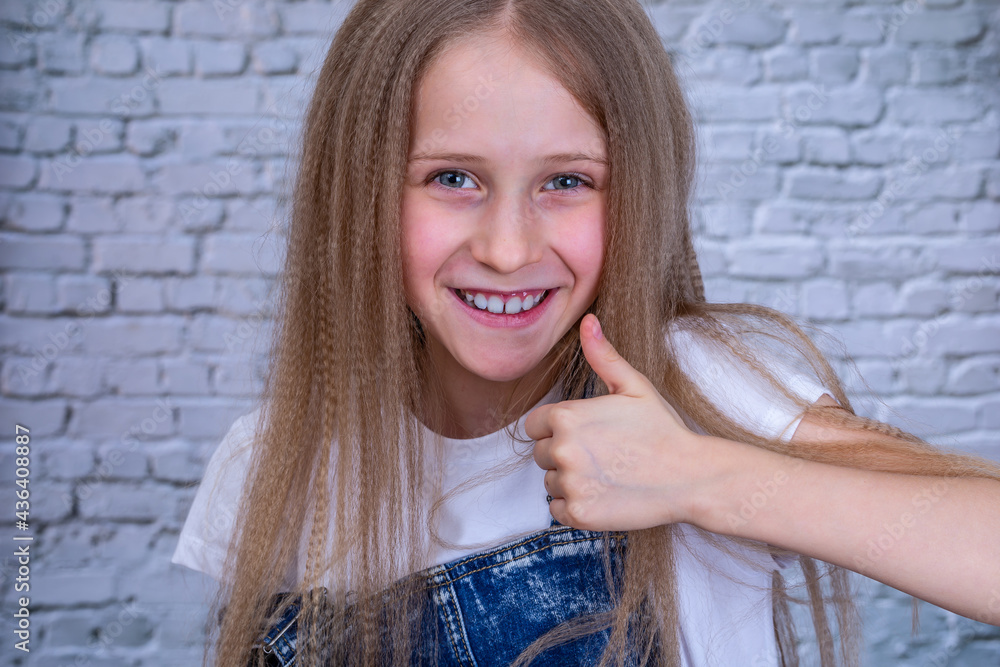 Girl with blond crimp hair.