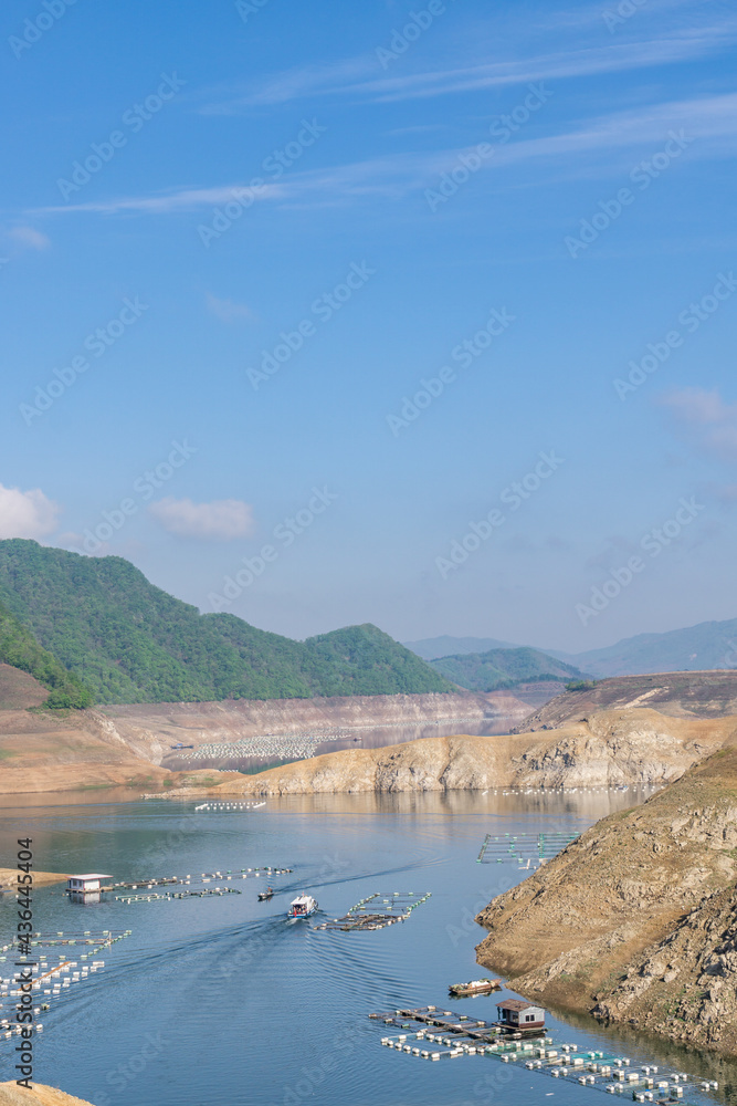 中国丹东的湖泊、山丘和树林，春天。