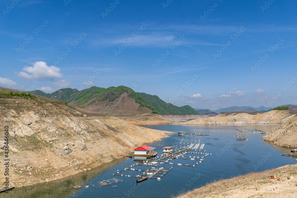 中国丹东的湖泊、山丘和树林，春天。