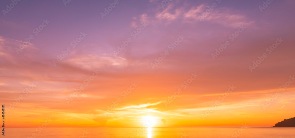 风景壮丽的云朵长时间暴露在天空中日落或海上日出时的倒影