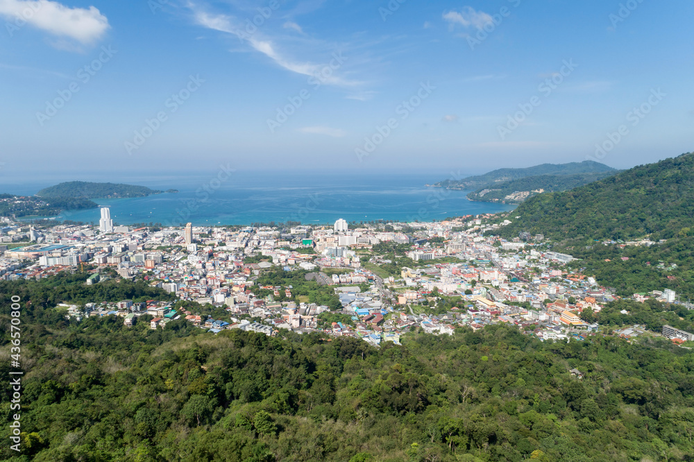 泰国普吉岛巴东湾的蓝海蓝天，前景是山