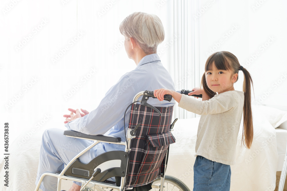 車椅子に乗った男性と女の子