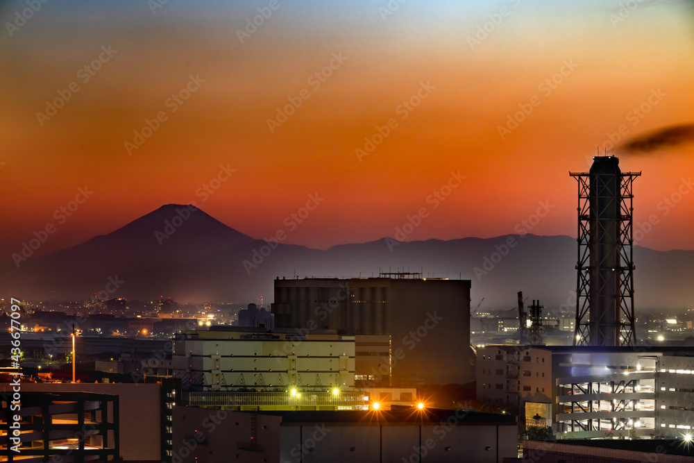 夕暮れの川崎工業地帯と遠くに見える富士山