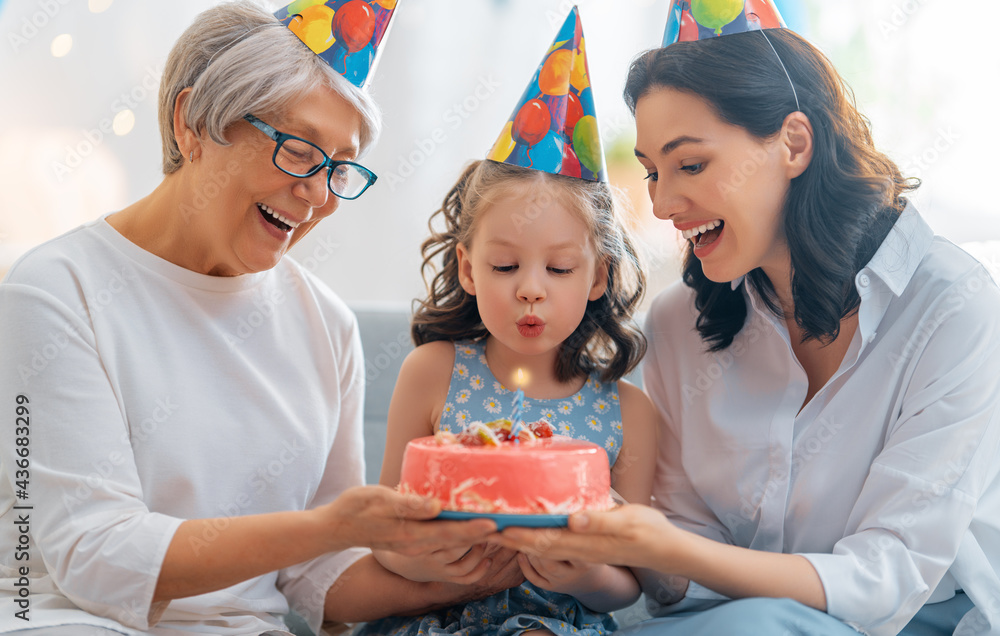 祖母、母亲和女儿正在庆祝生日。